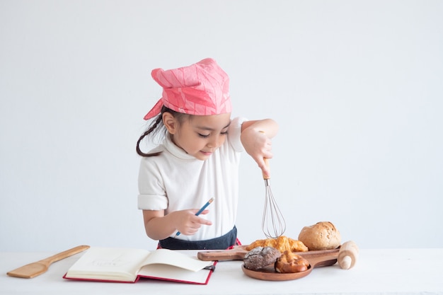 Foto retrato, de, um, menininha, cozinhar