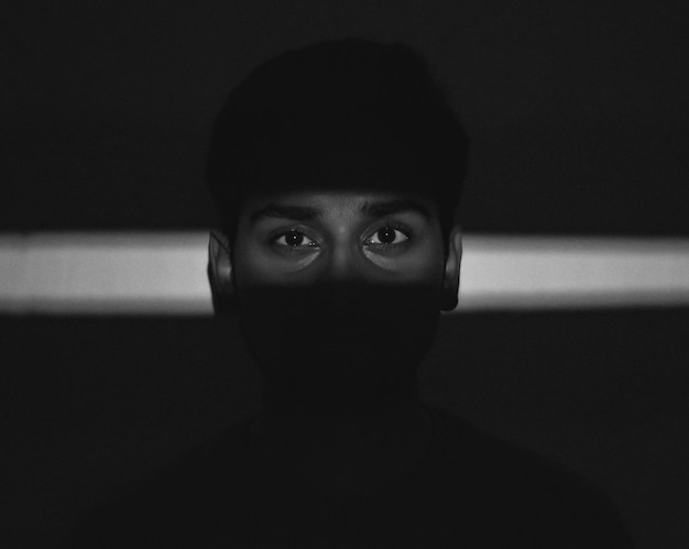 Retrato de um menino adolescente na câmara escura