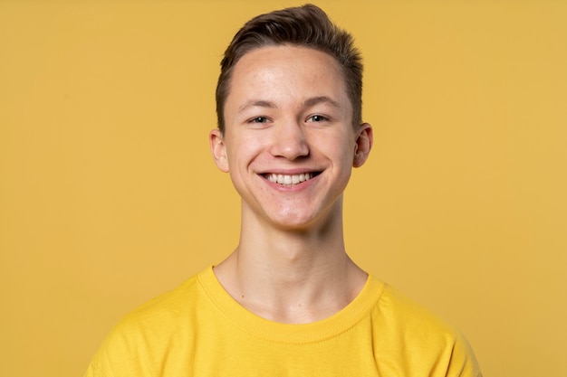 Foto retrato de um menino adolescente sorrindo