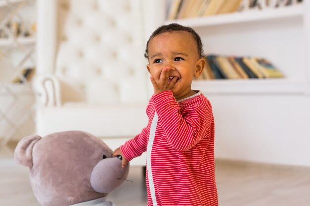 Retrato de um menino afro-americano bonitinho sorrindo.