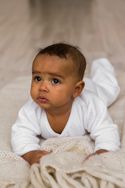 Retrato de um menino afro-americano.