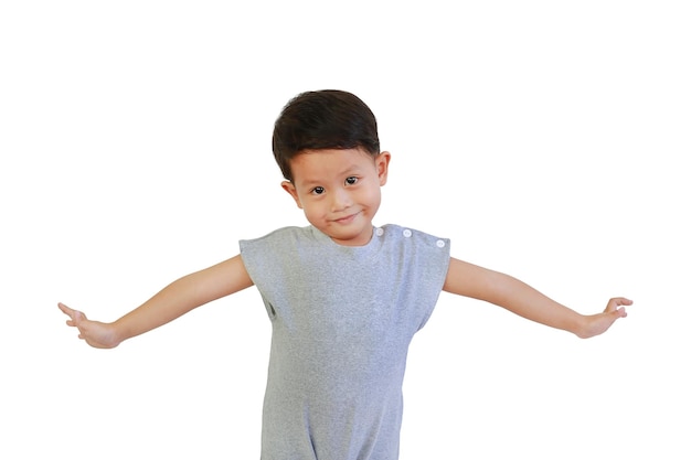 Retrato de um menino asiático em pé e braços abertos com uma câmera isolada em branco
