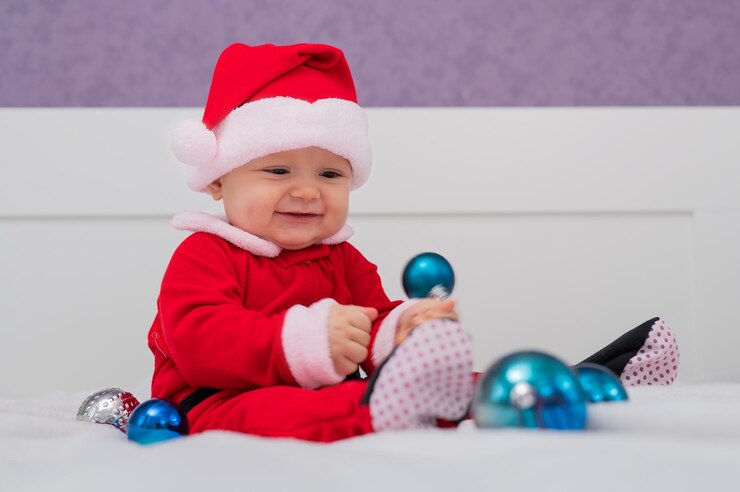 Foto retrato de um menino bonito brincando com um brinquedo