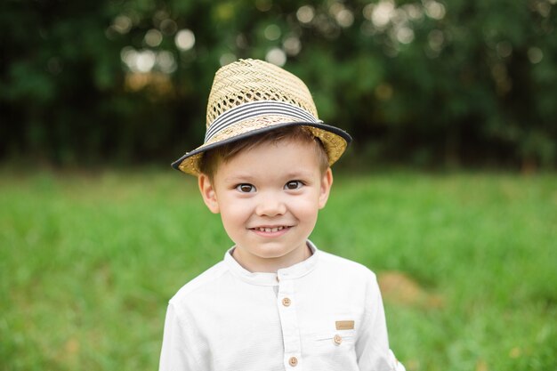 Retrato de um menino bonito com roupas elegantes caminhando para fora