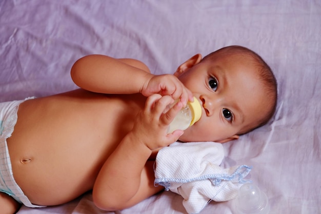 Retrato de um menino bonito dormindo na cama em casa