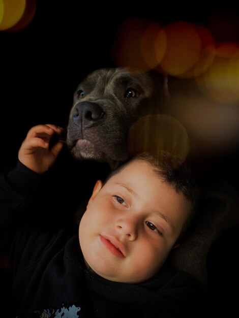 Foto retrato de um menino bonito e seu cachorro