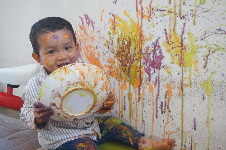 Foto retrato de um menino bonito em casa