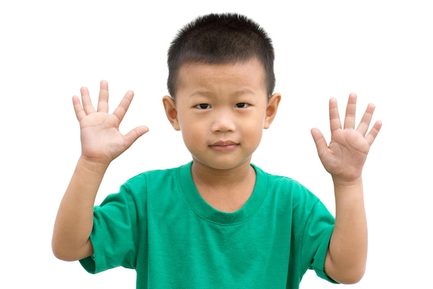 Foto retrato de um menino bonito fazendo gestos contra um fundo branco
