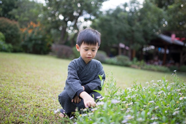 Retrato de um menino bonito no campo