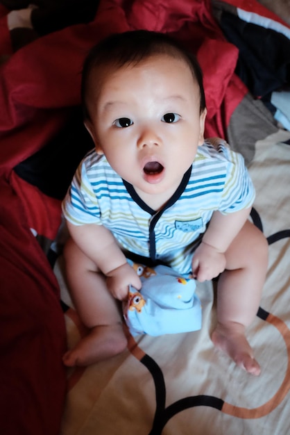 Retrato de um menino bonito olhando para a câmera