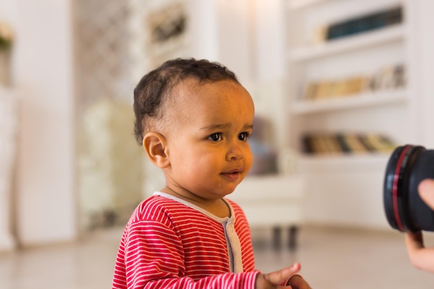 Foto retrato de um menino bonito olhando para casa