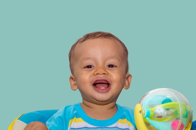 Foto retrato de um menino bonito olhando para longe contra um fundo cinzento