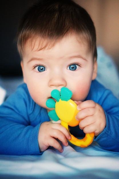 Foto retrato de um menino bonito segurando um bebê