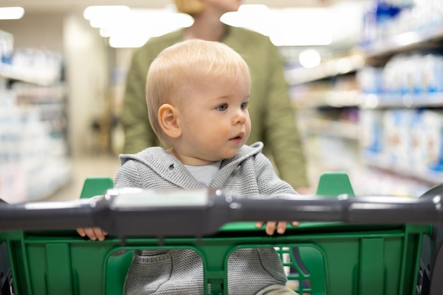 Foto retrato de um menino bonito sentado em um shopping