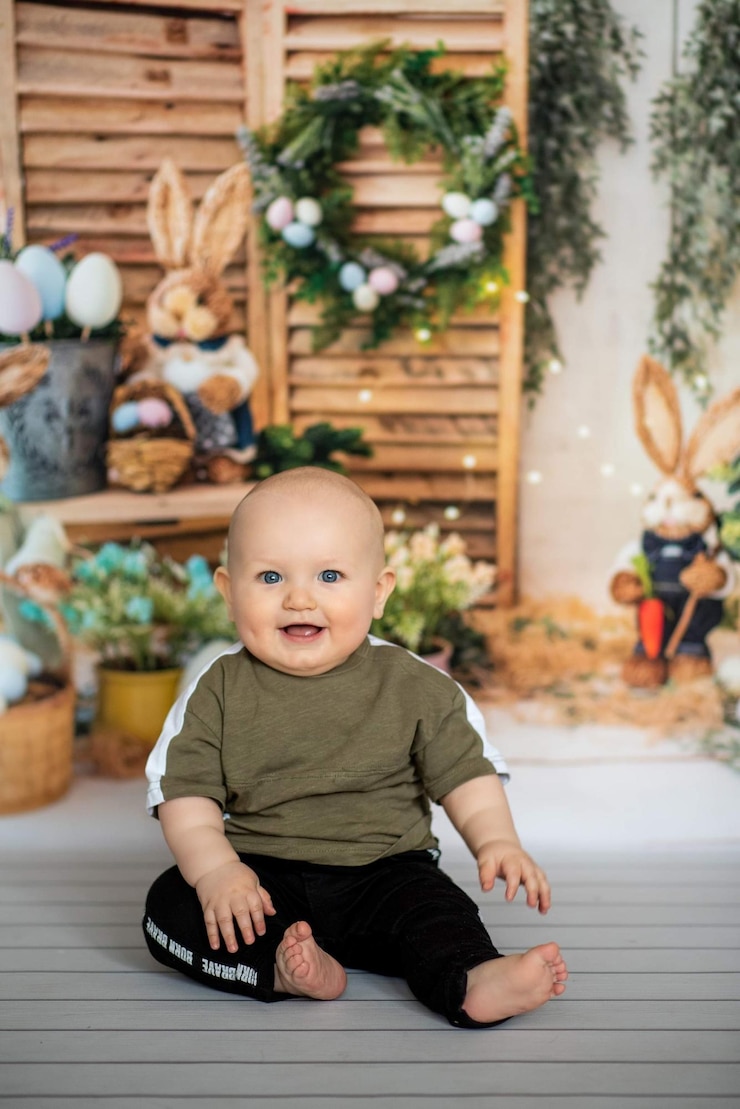Foto retrato de um menino bonito sentado na mesa