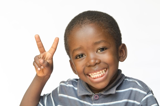 Foto retrato de um menino bonito sorrindo contra a parede