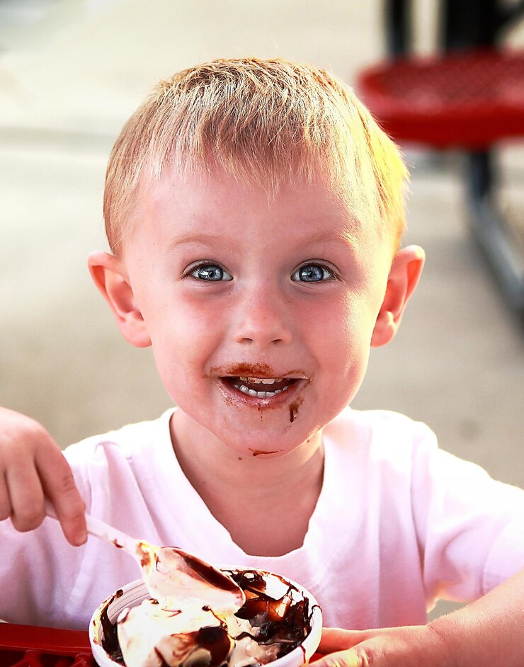Foto retrato de um menino bonito sorrindo