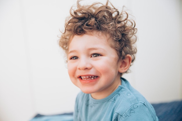 Retrato de um menino bonito sorrindo
