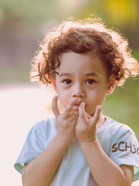 Foto retrato de um menino bonito