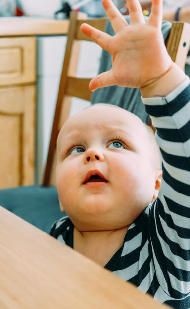 Foto retrato de um menino bonito