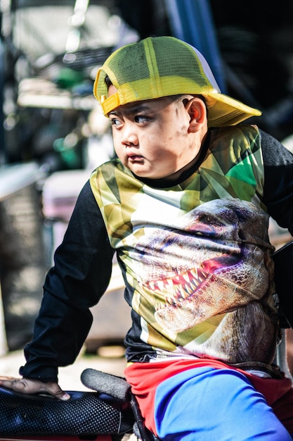 Foto retrato de um menino bonito