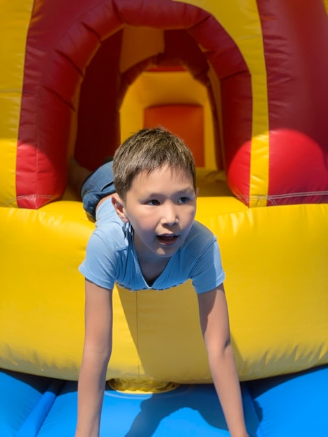 Retrato de um menino brincando com balões