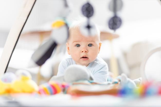 Retrato de um menino brincando com brinquedos