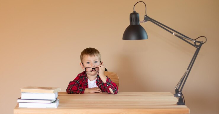 Foto retrato de um menino brincando com um brinquedo contra um fundo branco