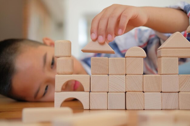 Foto retrato de um menino brincando com um brinquedo na mesa