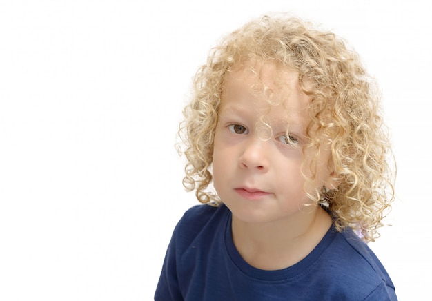 Retrato de um menino com cabelos loiros encaracolados