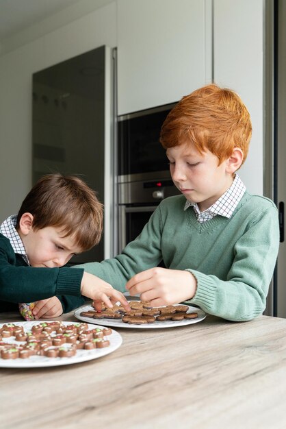 Foto retrato de um menino com comida na mesa