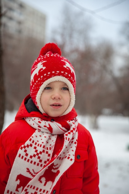 Retrato de um menino com roupas de inverno