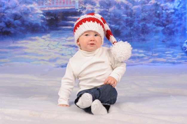 Retrato de um menino comemorando o natal