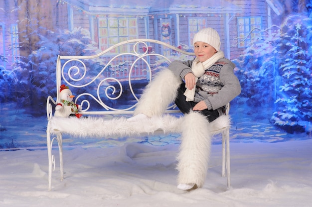 Foto retrato de um menino comemorando o natal