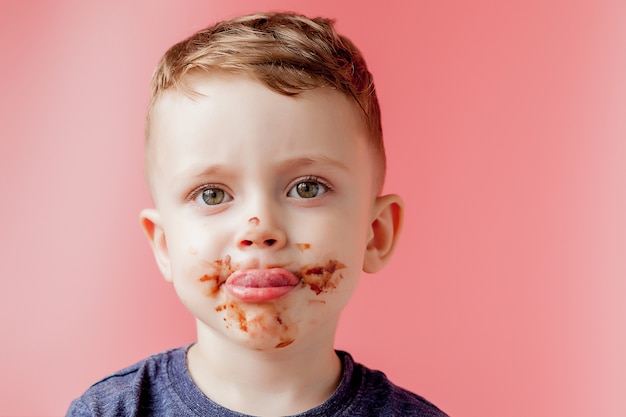 Retrato, de, um, menino comendo chocolate