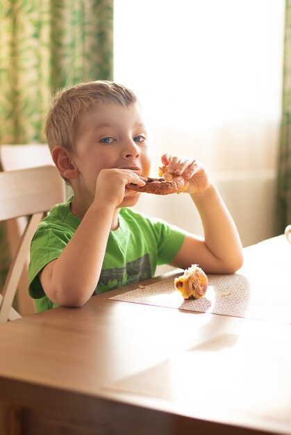 Retrato de um menino comendo comida