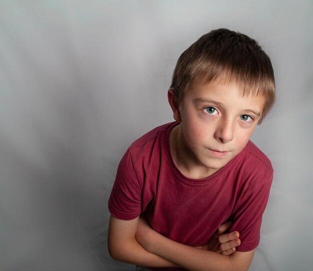 Foto retrato de um menino contra a parede