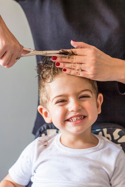 Retrato de um menino cortando o cabelo