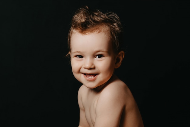 Retrato de um menino criança feliz e sorridente close-up na