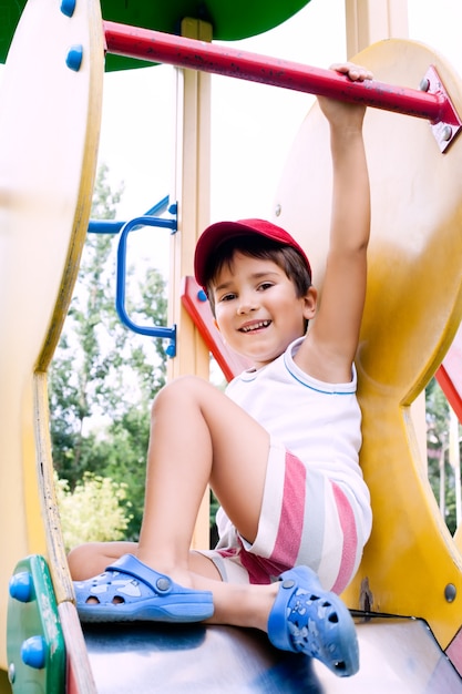 Retrato de um menino de 3-4 anos