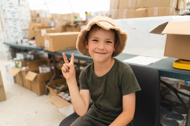 Retrato de um menino de camisa verde conceito de ajuda humanitária