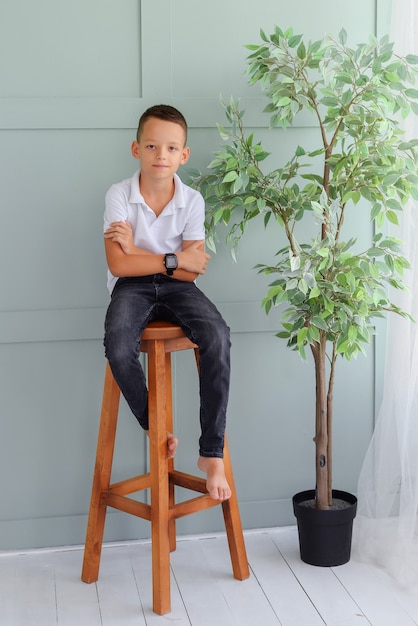 retrato de um menino de escola com livros perto da lousa com diferentes emoções triste estudante