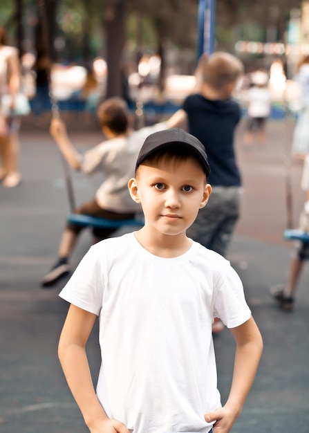 Retrato de um menino de pé ao ar livre