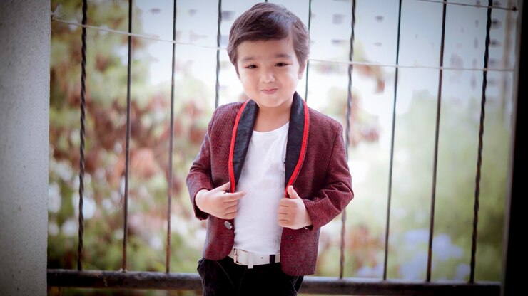 Foto retrato de um menino de pé ao ar livre