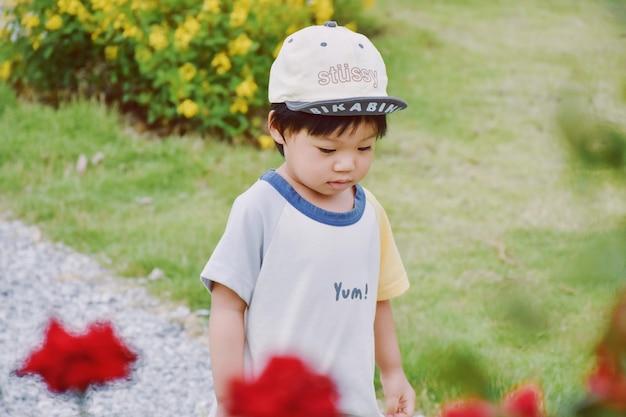 Retrato de um menino de pé no campo
