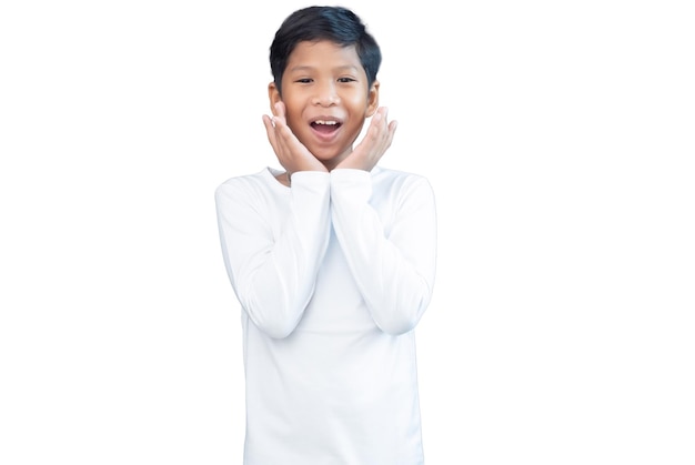 Retrato de um menino em camisa de manga comprida branca transparente mostrando felicidade em um fundo branco