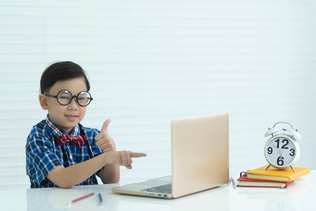 Retrato, de, um, menino, em, sala aula, conceito educação