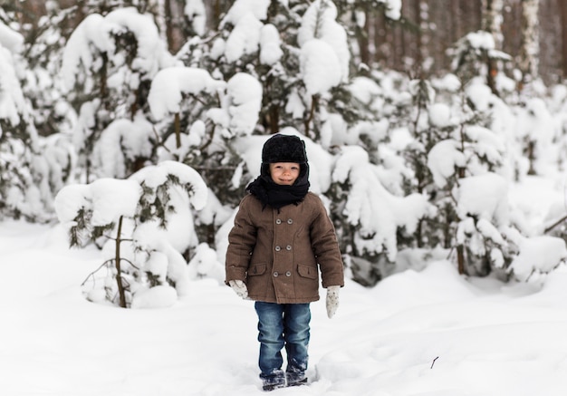 retrato de um menino em uma floresta de inverno