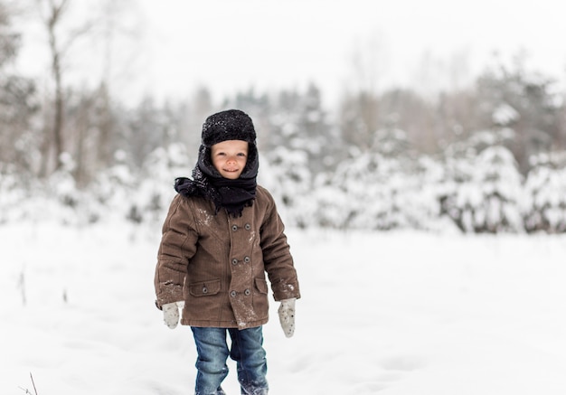 retrato de um menino em uma floresta de inverno