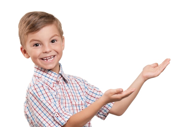 Foto retrato de um menino engraçado sobre fundo branco